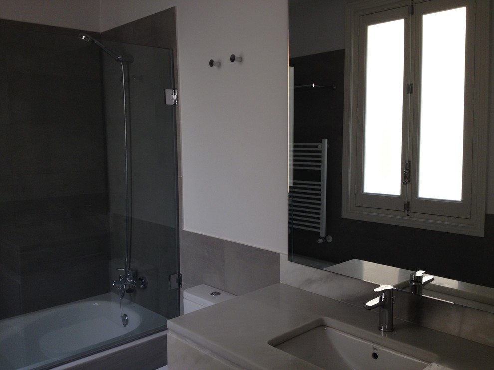 Ejemplo de cuarto de baño principal tradicional renovado de tamaño medio con bañera empotrada, combinación de ducha y bañera, sanitario de dos piezas, paredes blancas y lavabo bajoencimera