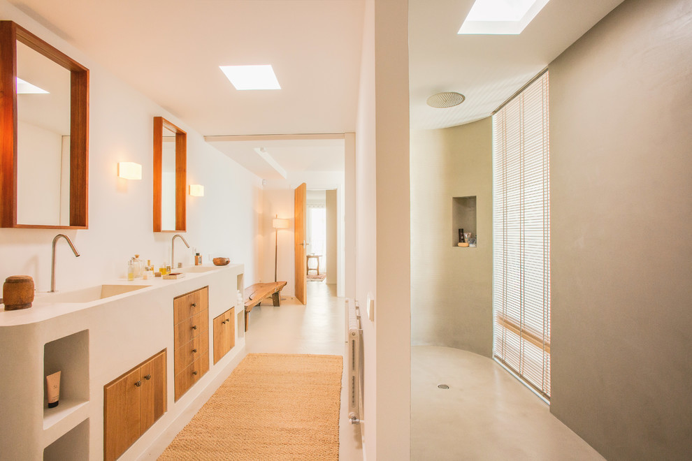 Foto på ett mycket stort medelhavsstil en-suite badrum, med släta luckor, skåp i mellenmörkt trä, en öppen dusch, vita väggar, ett integrerad handfat, med dusch som är öppen, betonggolv och grått golv