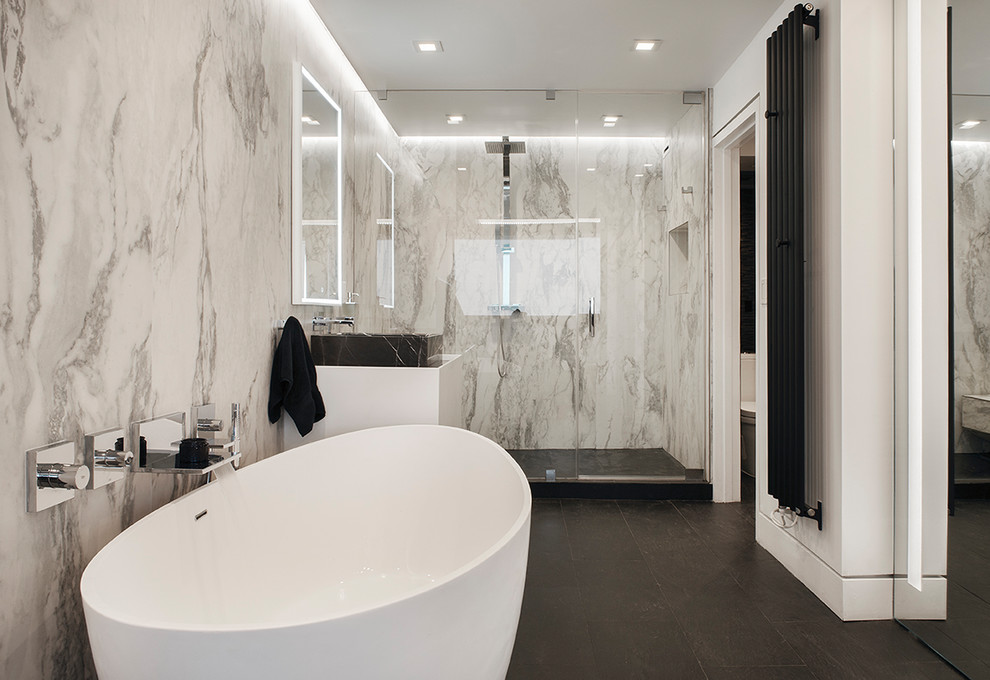 Esempio di una grande stanza da bagno padronale minimal con doccia ad angolo, piastrelle bianche, pareti bianche, lavabo sospeso, pavimento nero e porta doccia a battente