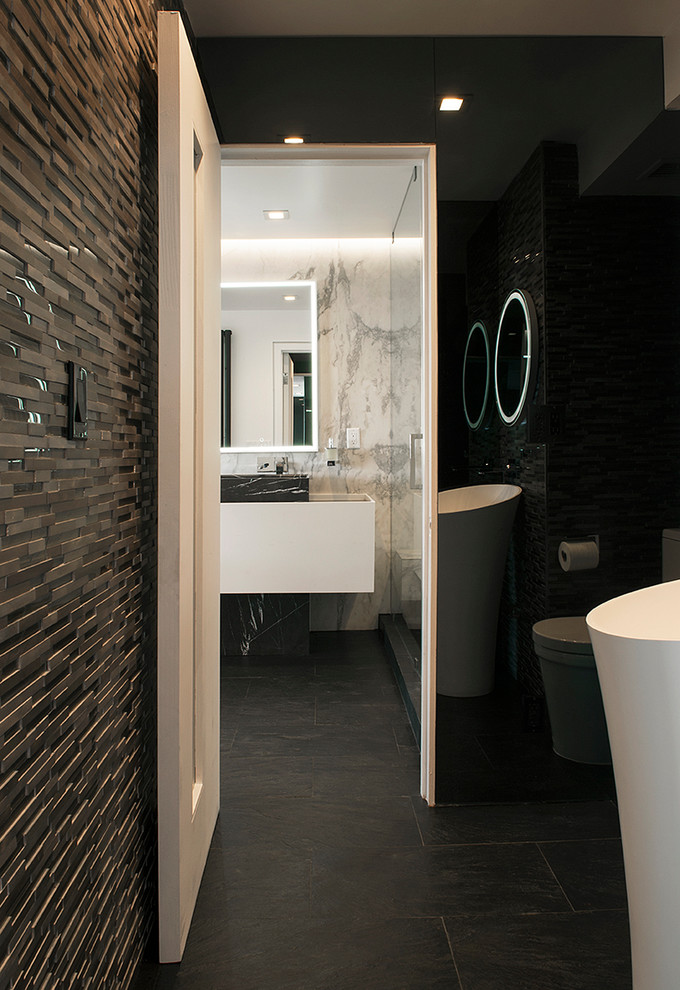 Imagen de cuarto de baño contemporáneo grande con ducha esquinera, baldosas y/o azulejos blancos, paredes blancas, lavabo suspendido, suelo negro y ducha con puerta con bisagras