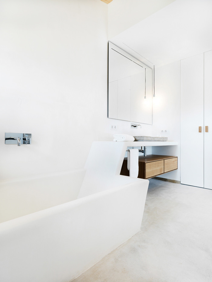 Пример оригинального дизайна: большая главная ванная комната в скандинавском стиле с плоскими фасадами, фасадами цвета дерева среднего тона, ванной в нише, душем над ванной, белыми стенами и настольной раковиной