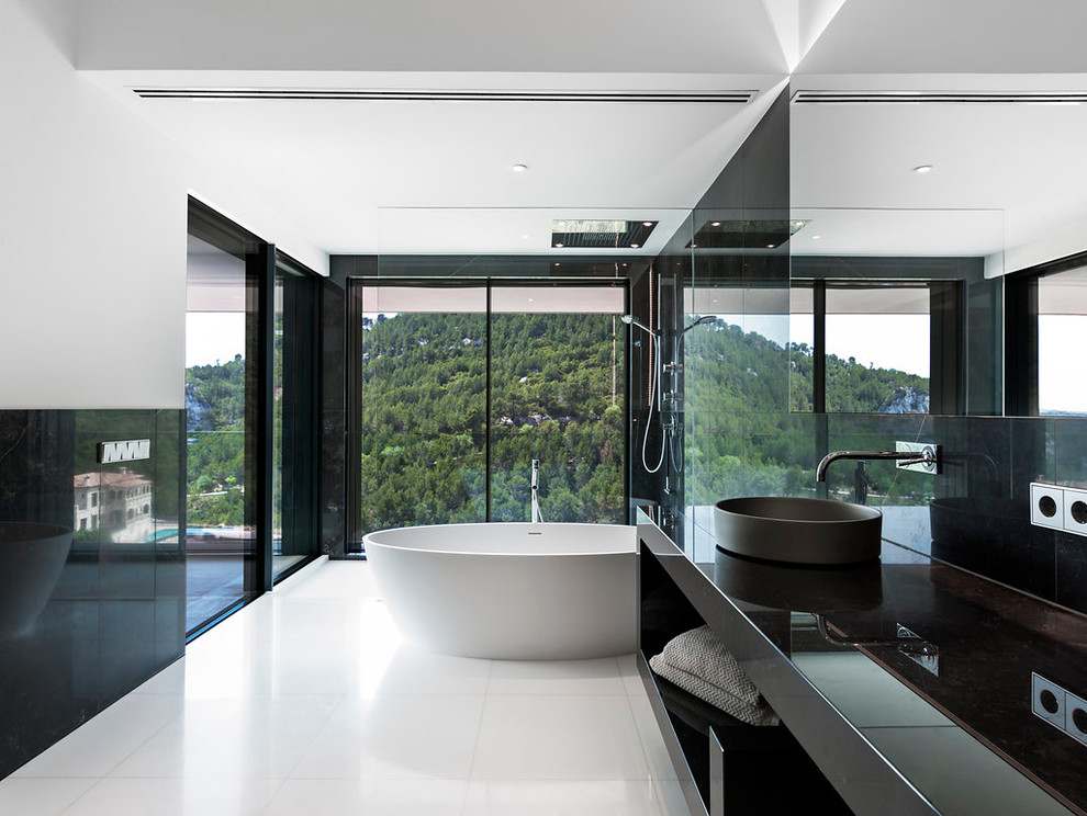 Diseño de cuarto de baño principal actual grande con armarios abiertos, bañera exenta, combinación de ducha y bañera, paredes blancas y lavabo sobreencimera