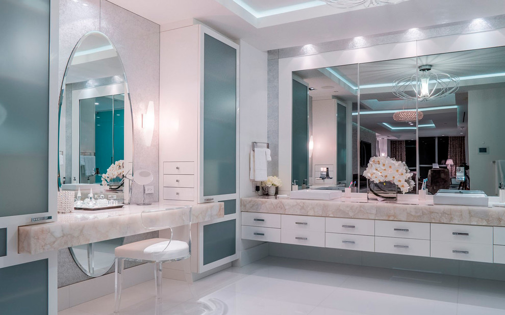 Modernes Badezimmer mit flächenbündigen Schrankfronten, weißen Schränken, weißer Wandfarbe, Bambusparkett, Aufsatzwaschbecken und weißem Boden in Miami