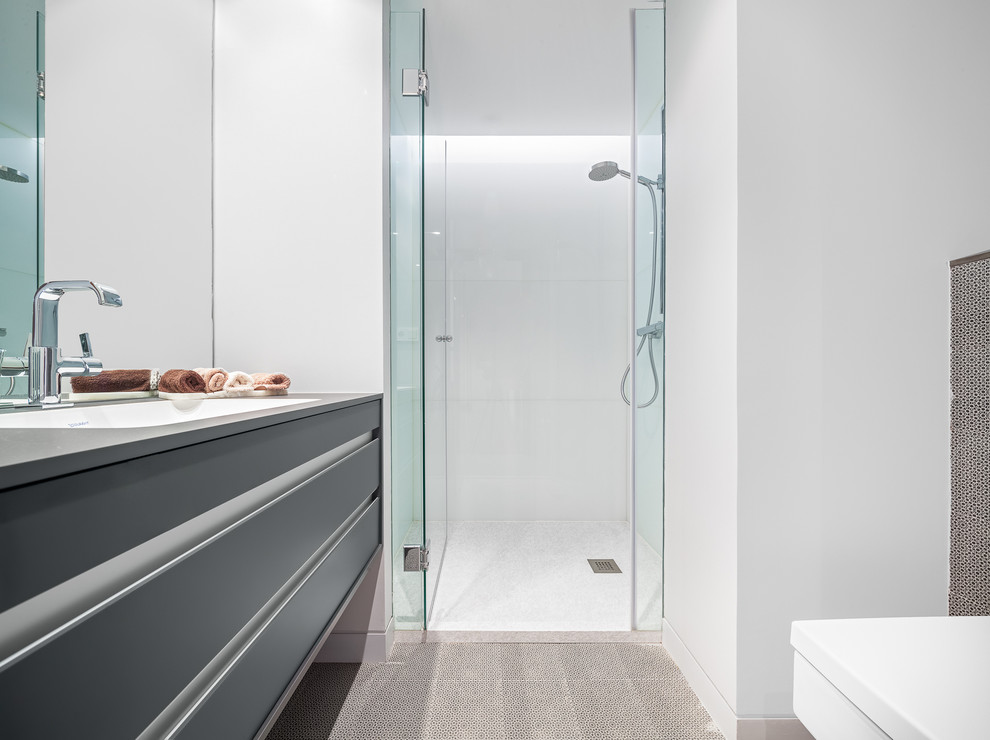 Ispirazione per una stanza da bagno con doccia design di medie dimensioni con ante lisce, doccia a filo pavimento e lavabo integrato