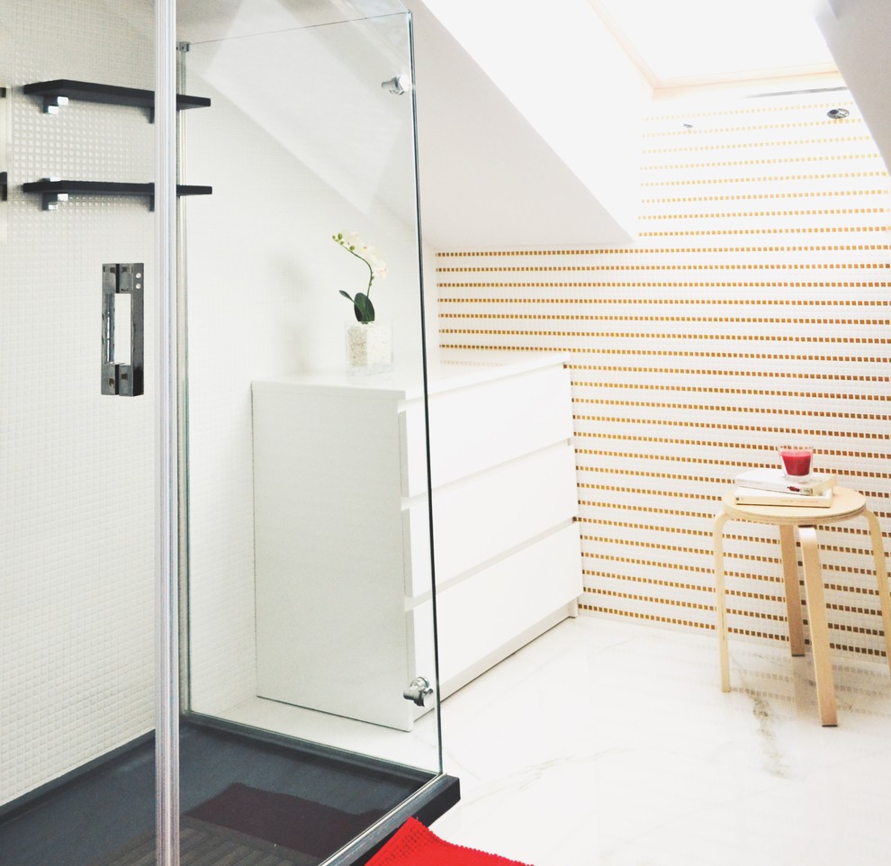 Idée de décoration pour une salle de bain principale minimaliste de taille moyenne avec une douche à l'italienne, WC suspendus, un mur blanc, un sol en carrelage de céramique, un lavabo suspendu, un sol blanc et une cabine de douche à porte battante.