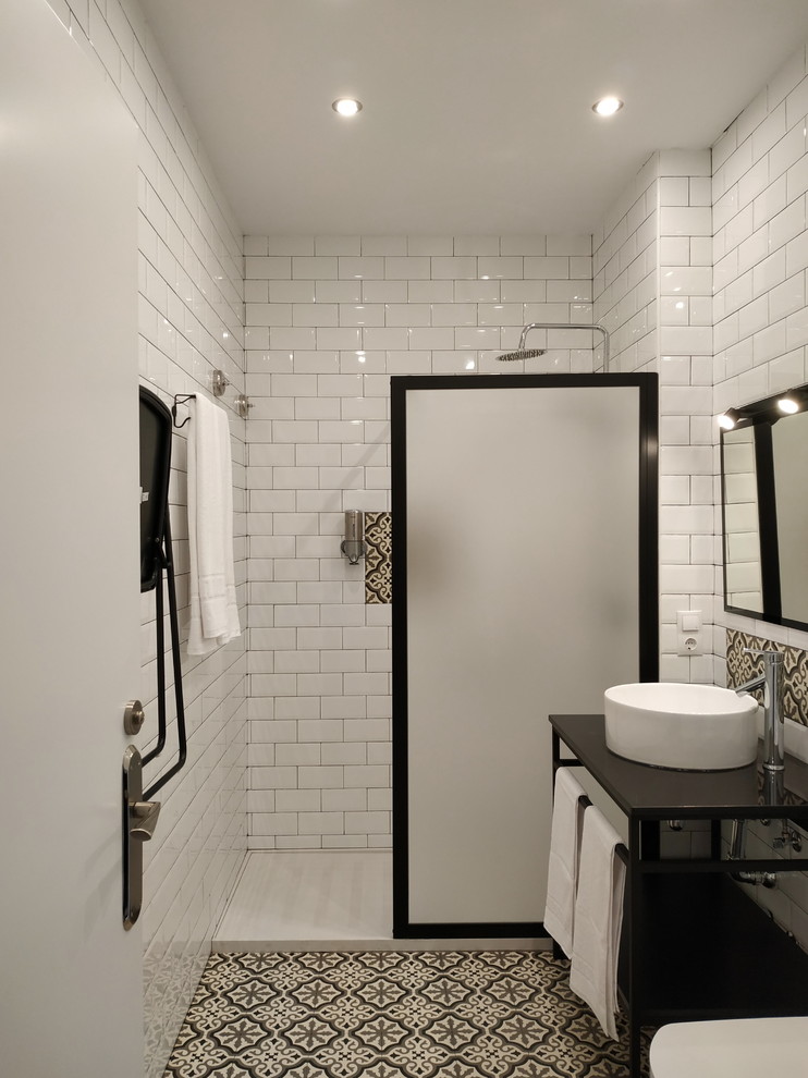 Стильный дизайн: маленькая ванная комната с открытыми фасадами, черными фасадами, душевой комнатой, писсуаром, белой плиткой, плиткой кабанчик, белыми стенами, полом из керамической плитки, душевой кабиной, настольной раковиной, столешницей из гранита, серым полом, открытым душем и черной столешницей для на участке и в саду - последний тренд