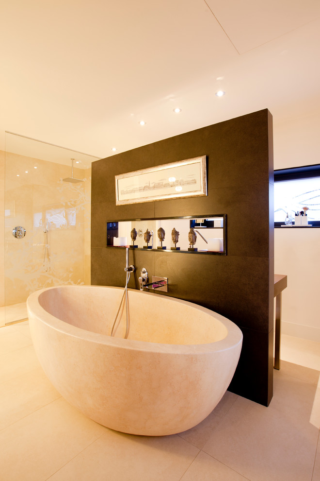Modelo de cuarto de baño actual extra grande con bañera exenta, ducha a ras de suelo y paredes blancas