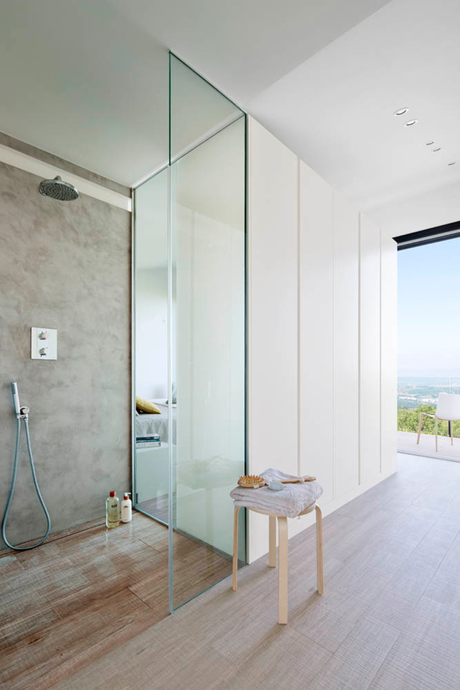 Exempel på ett mellanstort modernt badrum med dusch, med en öppen dusch, vita väggar, mellanmörkt trägolv och med dusch som är öppen