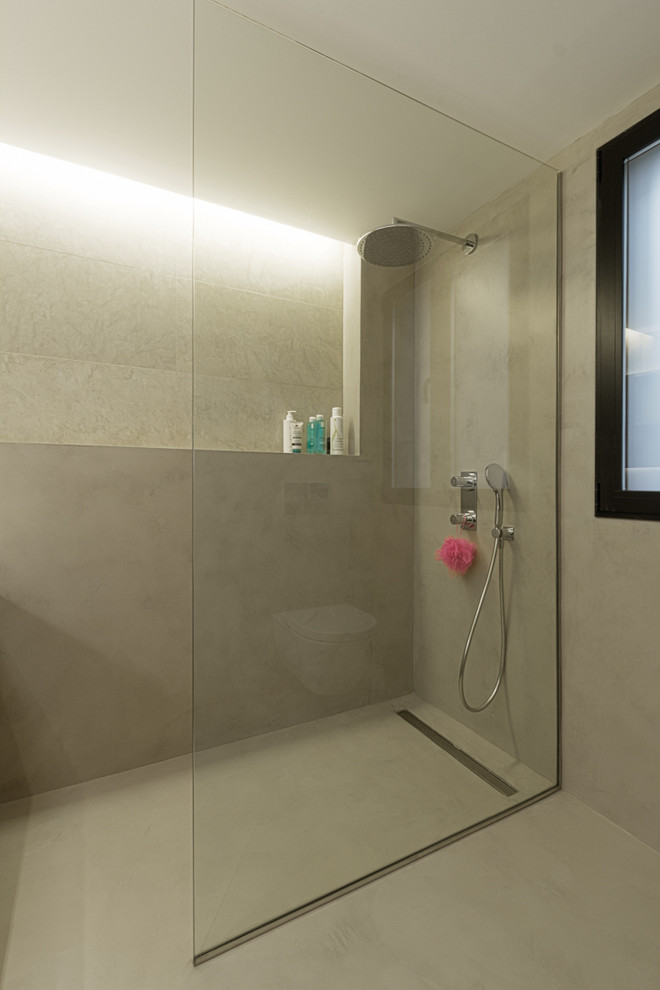 Modelo de cuarto de baño clásico renovado de tamaño medio con ducha a ras de suelo, paredes grises y aseo y ducha