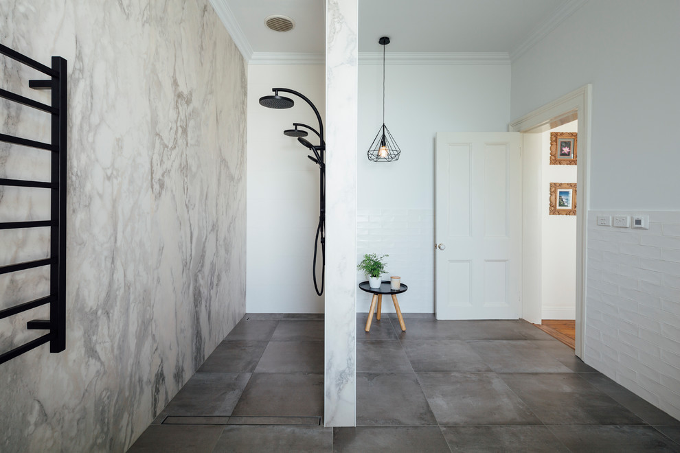Стильный дизайн: главная ванная комната среднего размера в стиле неоклассика (современная классика) с отдельно стоящей ванной, открытым душем, белой плиткой, керамической плиткой, белыми стенами, полом из керамической плитки и серым полом - последний тренд