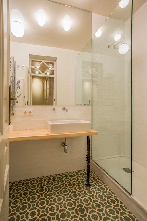 Esempio di una stanza da bagno con doccia tradizionale di medie dimensioni con doccia alcova, pareti bianche, lavabo a bacinella e top in legno