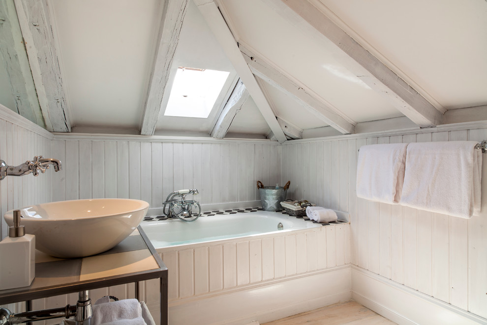 Kleines Skandinavisches Badezimmer En Suite mit Badewanne in Nische, weißer Wandfarbe, hellem Holzboden, Aufsatzwaschbecken und Duschbadewanne in Madrid