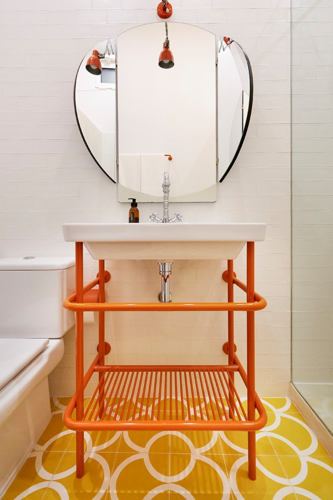 Exemple d'une salle d'eau éclectique avec une douche d'angle, un urinoir, un carrelage jaune, un mur beige, un sol jaune et une cabine de douche à porte battante.