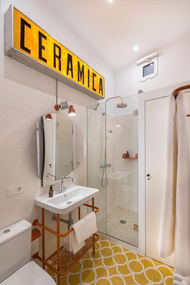 Eklektisches Duschbad mit Eckdusche, Urinal, gelben Fliesen, beiger Wandfarbe, gelbem Boden und Falttür-Duschabtrennung in Madrid