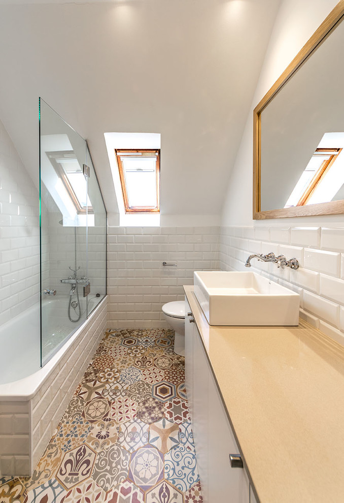 Свежая идея для дизайна: главная ванная комната среднего размера в скандинавском стиле с белыми фасадами, накладной ванной, белой плиткой, плиткой кабанчик, белыми стенами, настольной раковиной, душем над ванной, плоскими фасадами и полом из керамической плитки - отличное фото интерьера