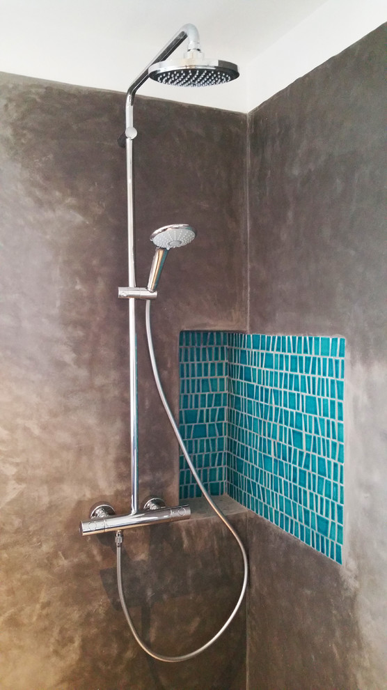 Mittelgroßes Modernes Badezimmer En Suite mit Eckdusche, blauen Fliesen, Mosaikfliesen, grauer Wandfarbe und Schiebetür-Duschabtrennung in Barcelona