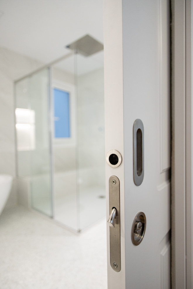 Пример оригинального дизайна: большая главная ванная комната в современном стиле с отдельно стоящей ванной, душем без бортиков, унитазом-моноблоком, бежевой плиткой, керамической плиткой, полом из терраццо, белым полом, душем с раздвижными дверями, белой столешницей, сиденьем для душа, тумбой под две раковины и встроенной тумбой
