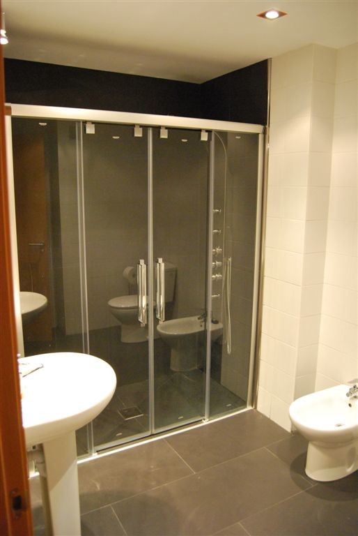 Diseño de cuarto de baño tradicional renovado de tamaño medio con ducha empotrada, bidé, paredes blancas, suelo de baldosas de cerámica, aseo y ducha y lavabo con pedestal