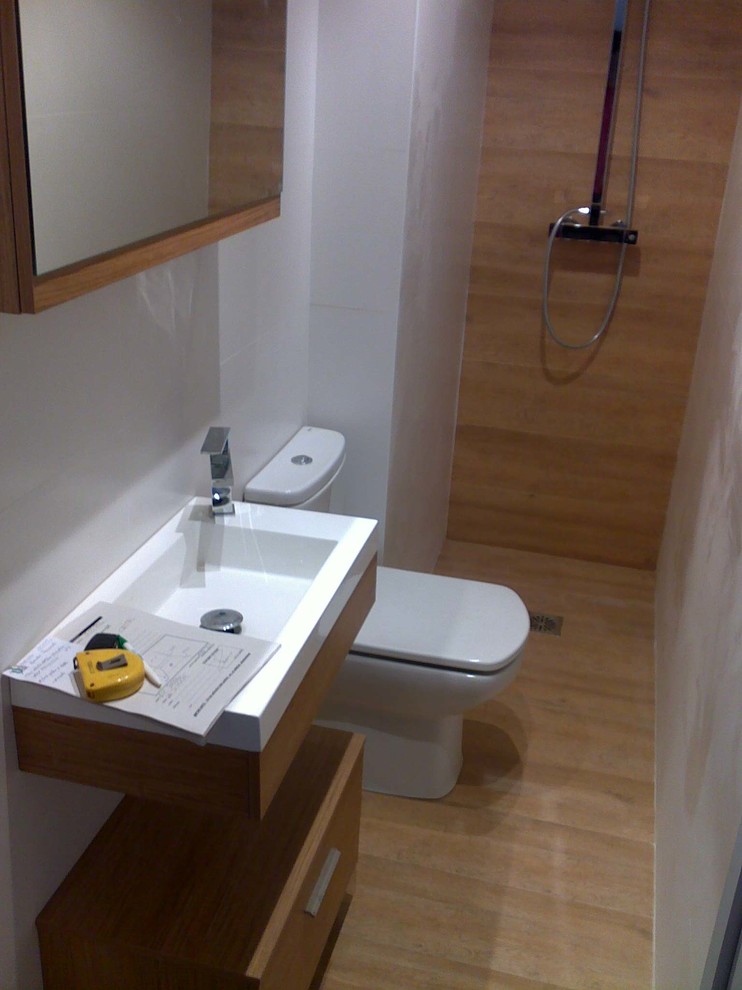 Esempio di una piccola stanza da bagno con doccia design con ante lisce, ante in legno scuro, doccia aperta, WC a due pezzi, pareti bianche, pavimento in legno massello medio e lavabo sospeso