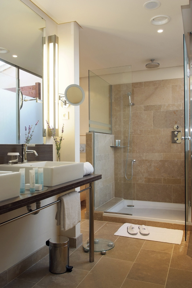Imagen de cuarto de baño actual de tamaño medio con ducha empotrada, paredes blancas, suelo de baldosas de cerámica, aseo y ducha y lavabo sobreencimera