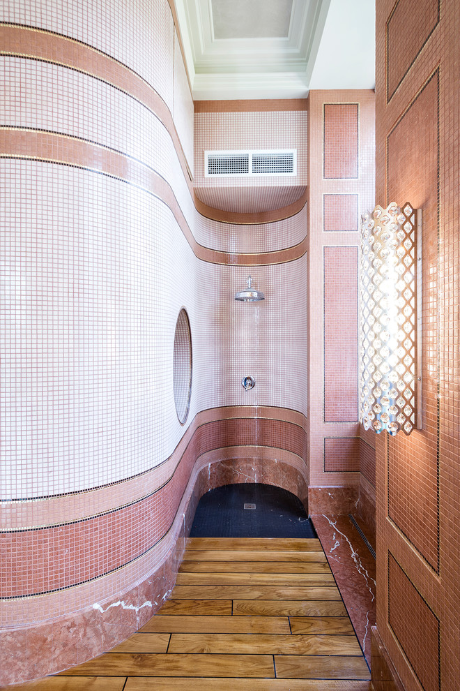 Foto de cuarto de baño bohemio con ducha a ras de suelo, paredes rosas y aseo y ducha