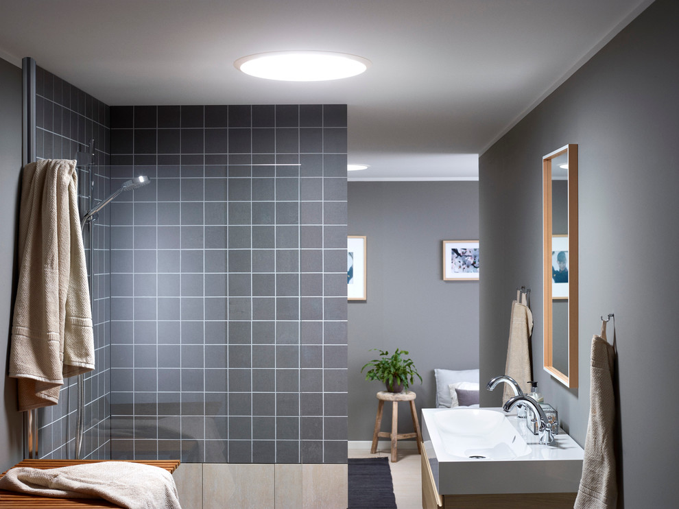 Foto på ett mellanstort funkis en-suite badrum, med möbel-liknande, skåp i mellenmörkt trä, en hörndusch, en toalettstol med separat cisternkåpa, grå väggar och ett integrerad handfat