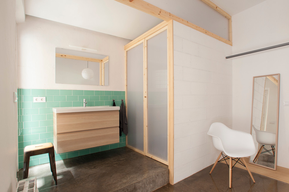 Свежая идея для дизайна: маленькая ванная комната в скандинавском стиле с плоскими фасадами, светлыми деревянными фасадами, зеленой плиткой, белыми стенами, керамической плиткой, бетонным полом, душевой кабиной и подвесной раковиной для на участке и в саду - отличное фото интерьера