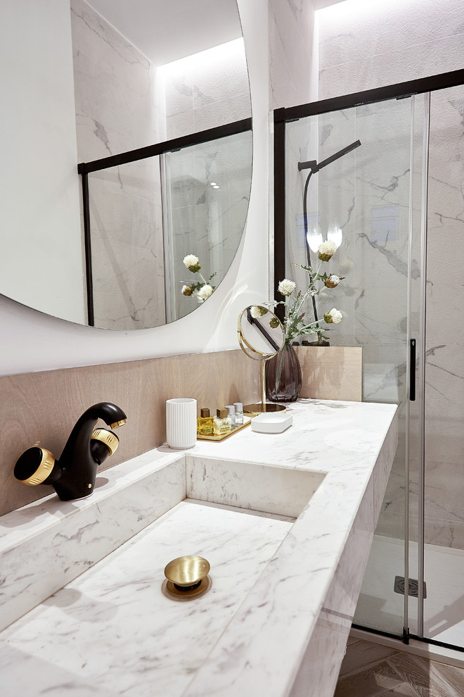 Inspiration for a contemporary bathroom in Madrid.