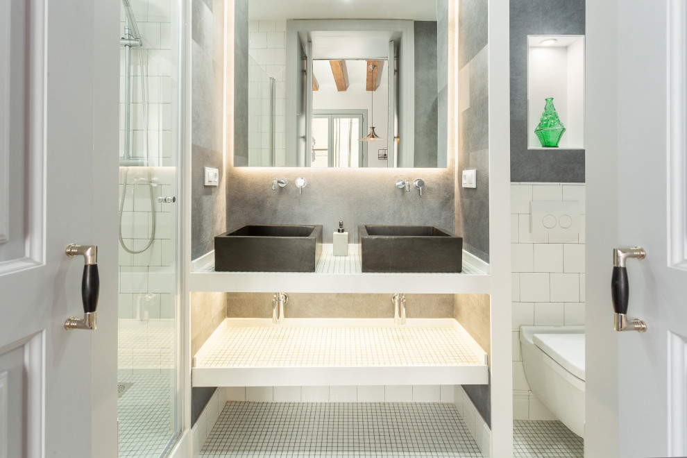 Kleines Modernes Badezimmer mit weißen Fliesen, Mosaikfliesen, weißer Wandfarbe, Mosaik-Bodenfliesen, weißem Boden und weißer Waschtischplatte in Barcelona