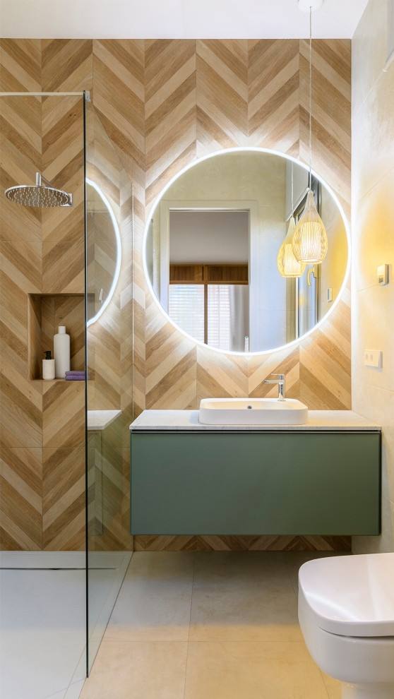 Immagine di una stanza da bagno con doccia design di medie dimensioni con ante verdi, doccia a filo pavimento, piastrelle in ceramica, top in marmo, top bianco, un lavabo e mobile bagno incassato