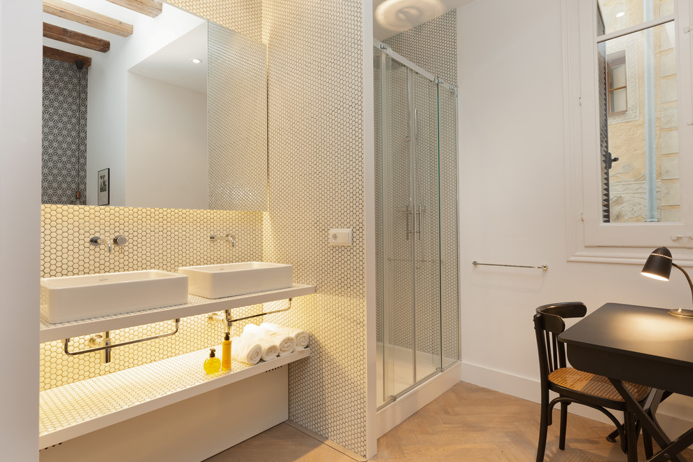 Aménagement d'une petite salle de bain contemporaine avec un carrelage blanc, mosaïque, un mur blanc, un sol en carrelage de terre cuite et un sol blanc.