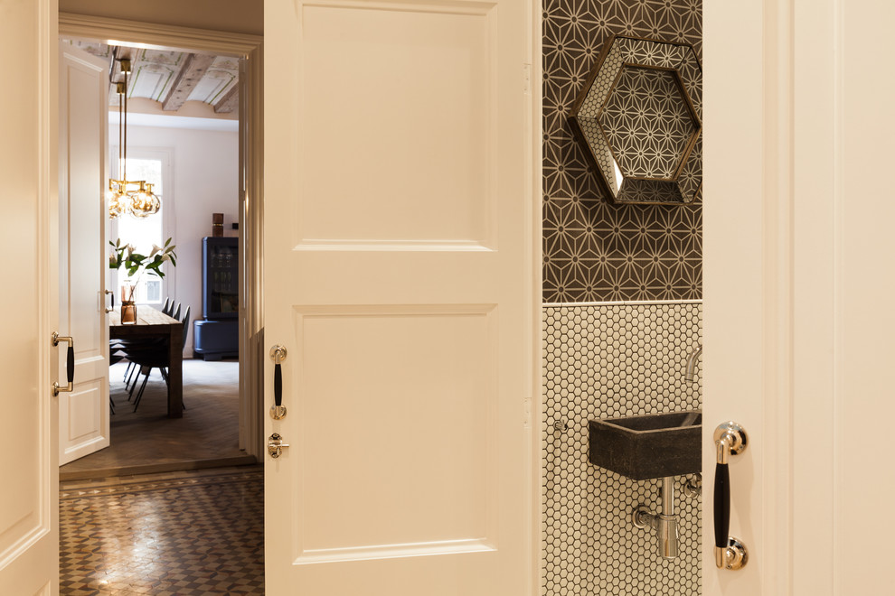 Ejemplo de cuarto de baño actual pequeño con baldosas y/o azulejos blancos, baldosas y/o azulejos en mosaico, paredes blancas, suelo con mosaicos de baldosas y suelo blanco