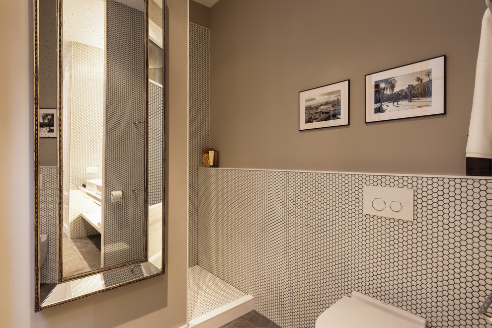 Ejemplo de cuarto de baño contemporáneo pequeño con baldosas y/o azulejos blancos, baldosas y/o azulejos en mosaico, paredes blancas, suelo con mosaicos de baldosas y suelo blanco