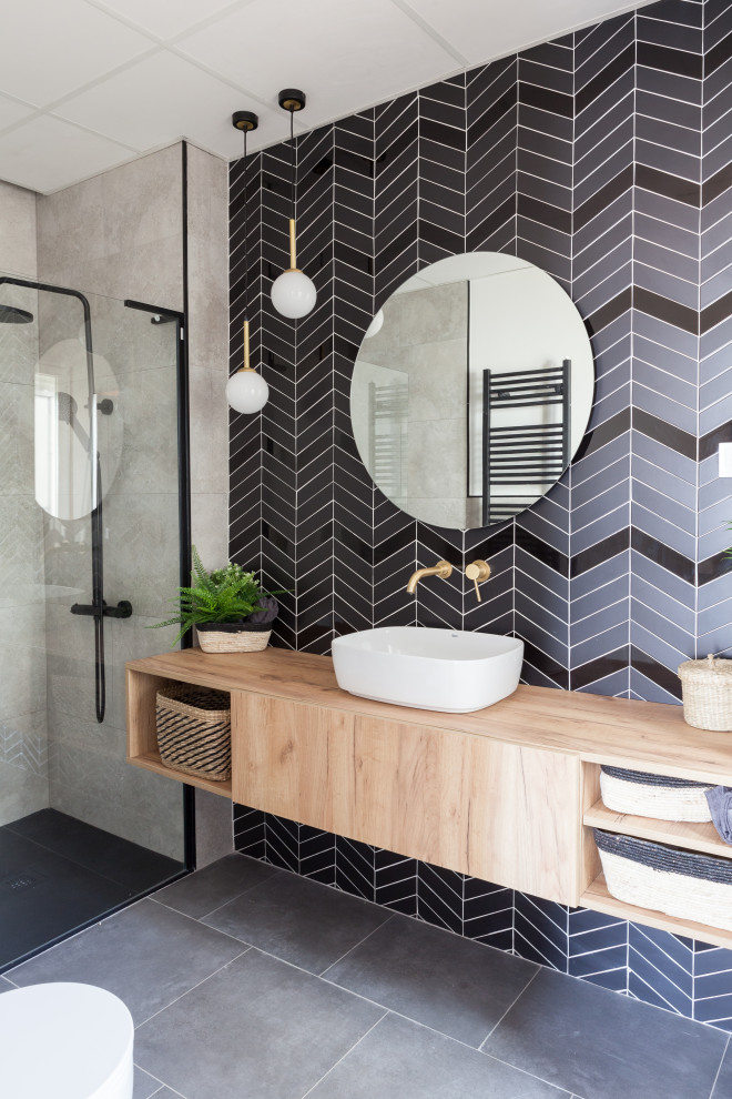 Cette photo montre une salle d'eau tendance en bois clair avec un placard à porte plane, une douche à l'italienne, une vasque, un plan de toilette en bois, un sol gris et un plan de toilette marron.