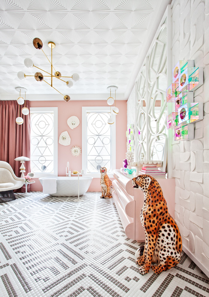Стильный дизайн: огромная главная ванная комната в современном стиле с отдельно стоящей ванной, розовыми стенами, полом из мозаичной плитки, серым полом, белой плиткой и зеркалом с подсветкой - последний тренд