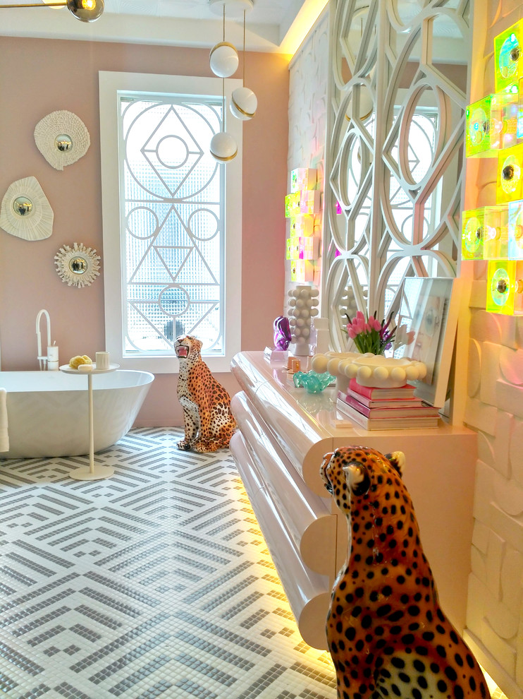 Diseño de cuarto de baño principal moderno extra grande con bañera exenta, baldosas y/o azulejos grises, baldosas y/o azulejos en mosaico, paredes rosas, suelo con mosaicos de baldosas y suelo gris