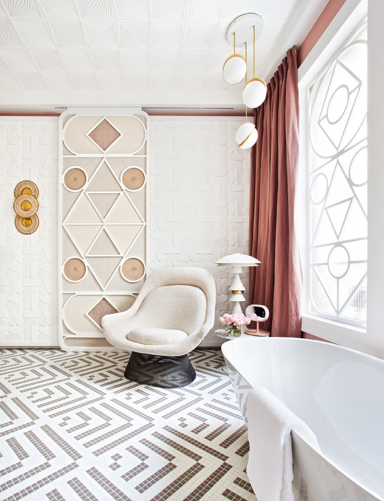 Foto de cuarto de baño principal moderno extra grande con bañera exenta, baldosas y/o azulejos grises, baldosas y/o azulejos en mosaico, paredes rosas, suelo con mosaicos de baldosas y suelo gris