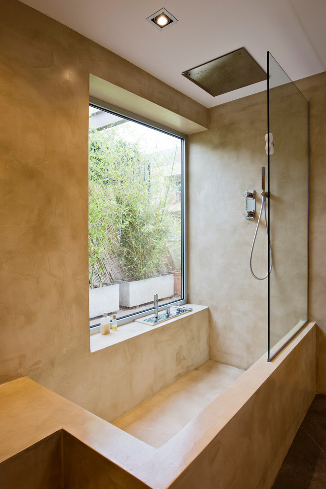 Ejemplo de cuarto de baño contemporáneo con puertas de armario beige, combinación de ducha y bañera, lavabo integrado y suelo gris