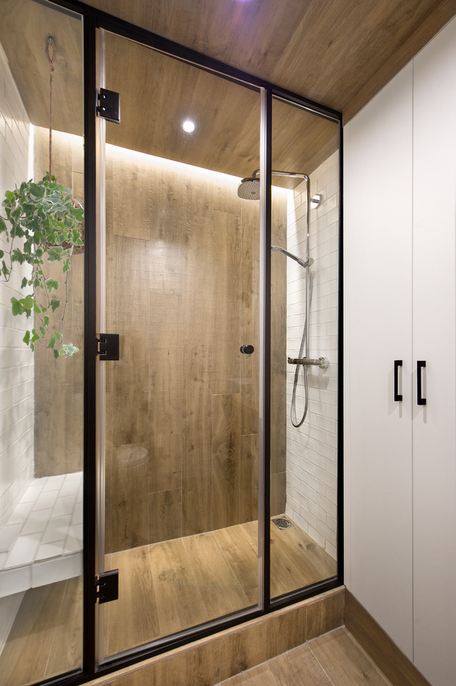 Example of an eclectic bathroom design in Barcelona