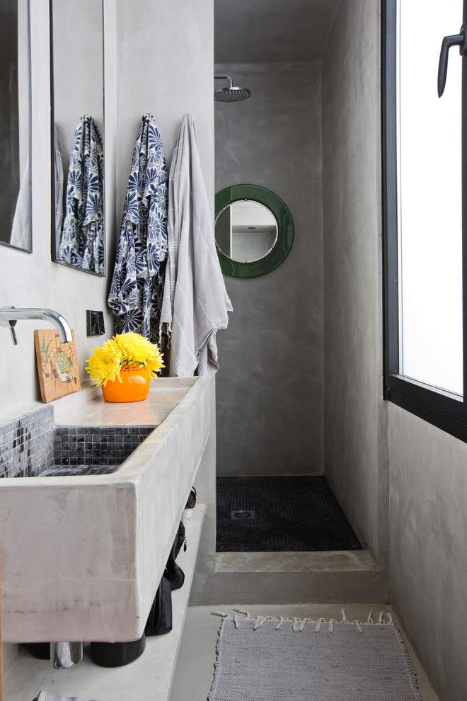 Kleines Modernes Duschbad mit offenen Schränken, grauen Schränken, grauer Wandfarbe, Beton-Waschbecken/Waschtisch, grauem Boden, grauer Waschtischplatte, Duschnische, grauen Fliesen, Betonboden, Wandwaschbecken und offener Dusche in Barcelona