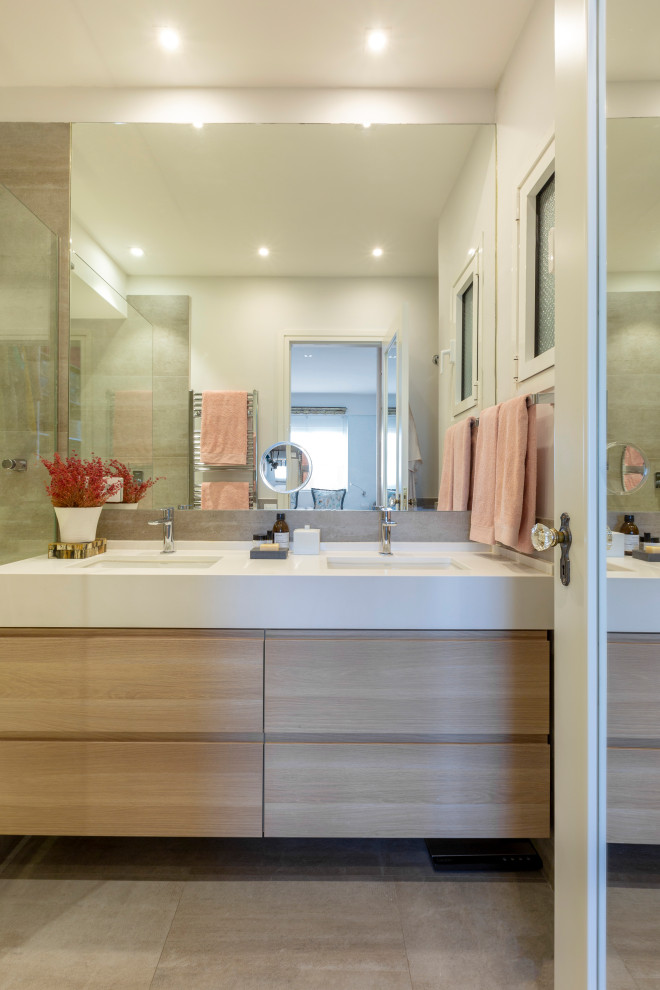 Exempel på ett mellanstort modernt vit vitt en-suite badrum, med möbel-liknande, vita skåp, ett badkar i en alkov, en öppen dusch, en vägghängd toalettstol, grå kakel, keramikplattor, grå väggar, klinkergolv i keramik, ett undermonterad handfat, bänkskiva i kvarts och grått golv