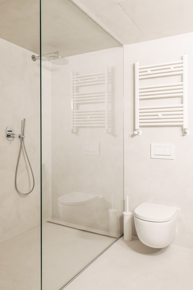 Foto de cuarto de baño principal de tamaño medio con ducha a ras de suelo, paredes beige, suelo de cemento y suelo beige