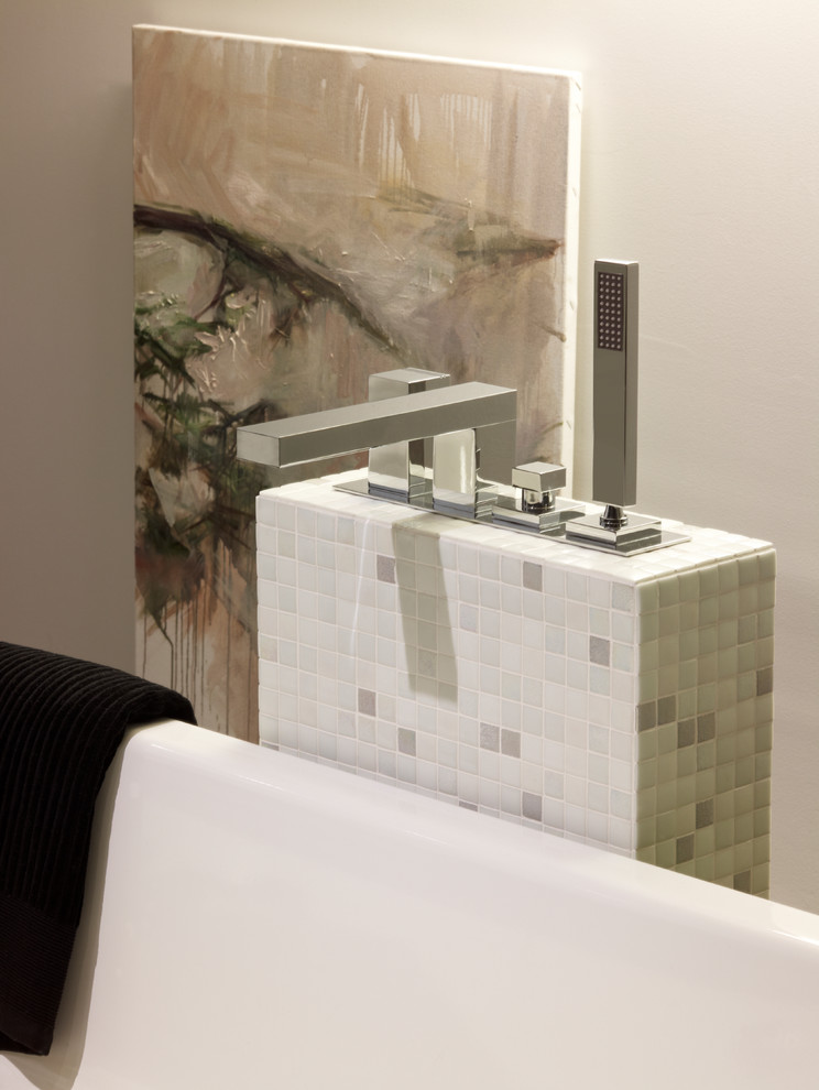 Diseño de cuarto de baño principal moderno con baldosas y/o azulejos grises, baldosas y/o azulejos en mosaico y paredes grises