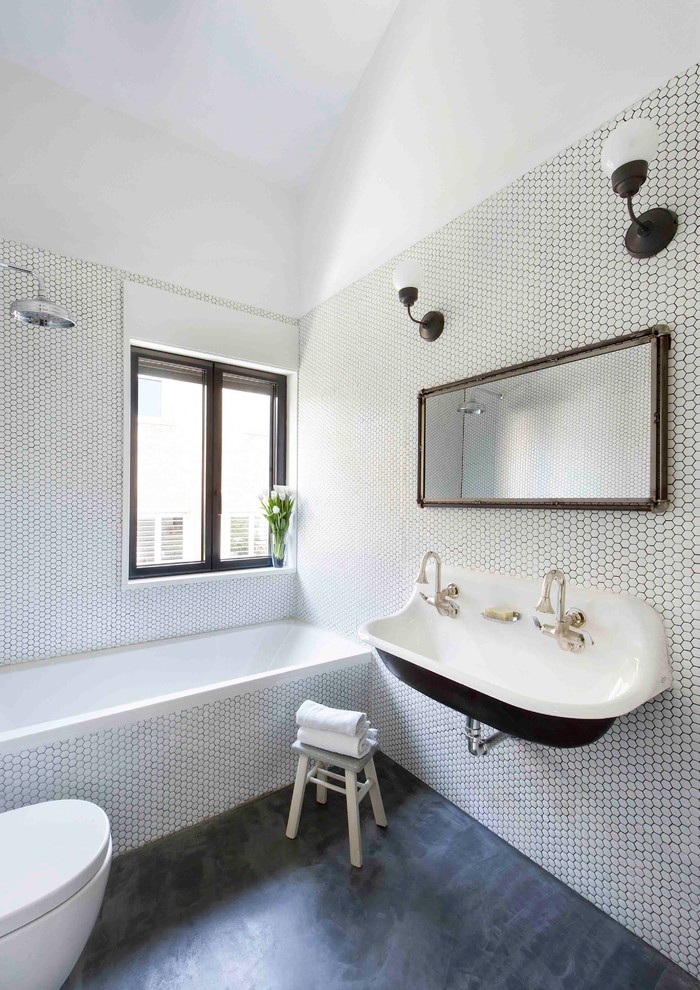 バルセロナにあるお手頃価格の中くらいなトランジショナルスタイルのおしゃれなマスターバスルーム (アルコーブ型浴槽、シャワー付き浴槽	) の写真