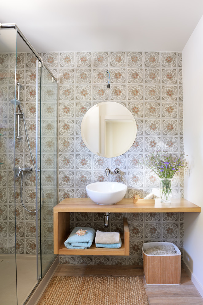 Inspiration för ett mellanstort funkis badrum med dusch, med öppna hyllor, skåp i mellenmörkt trä, flerfärgade väggar, ett fristående handfat, träbänkskiva och dusch med skjutdörr