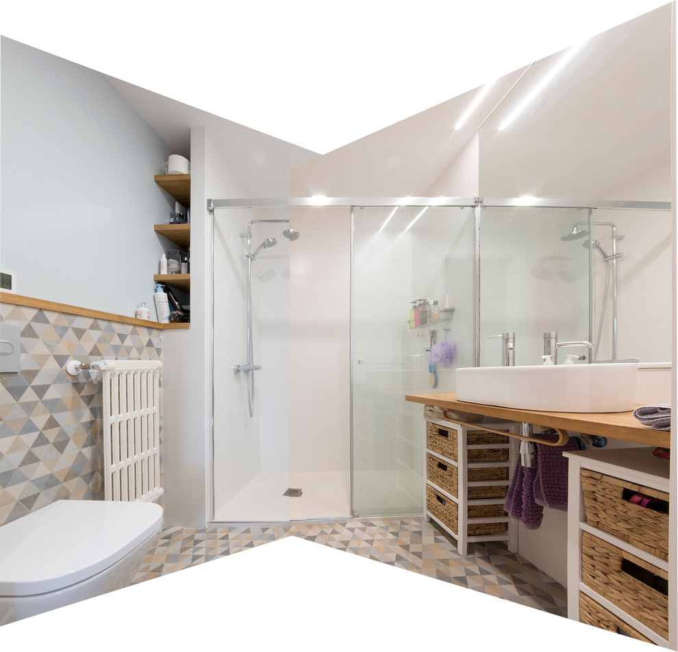 Ejemplo de cuarto de baño actual de tamaño medio con paredes blancas y suelo de madera clara