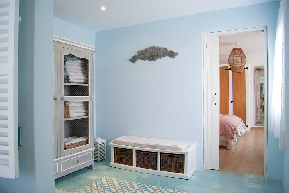 На фото: ванная комната в средиземноморском стиле с открытым душем, керамической плиткой, полом из известняка, накладной раковиной, душем с распашными дверями и бирюзовой столешницей с