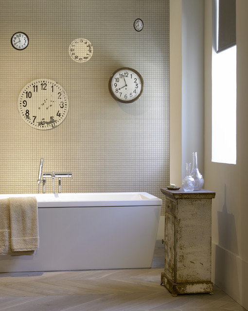 Una pared de mosaicos con forma de reloj! ¡La hora del baño!Tempus Fugit -  Mid-Century - Badezimmer - Barcelona - von Hisbalit