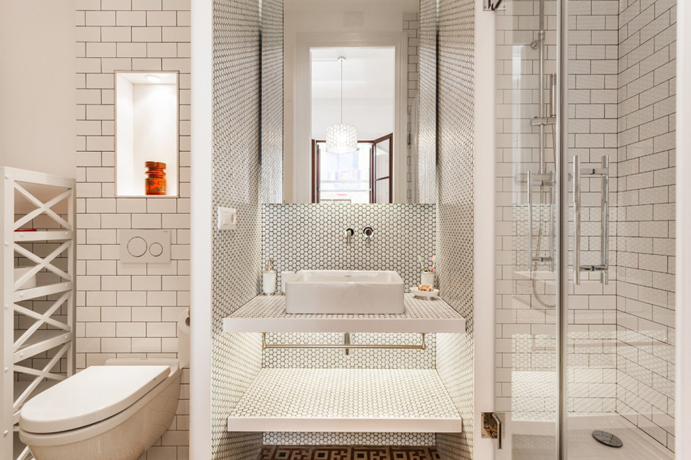 Modelo de cuarto de baño principal mediterráneo de tamaño medio con armarios tipo vitrina, puertas de armario blancas, baldosas y/o azulejos blancos, baldosas y/o azulejos en mosaico, paredes blancas y encimeras blancas