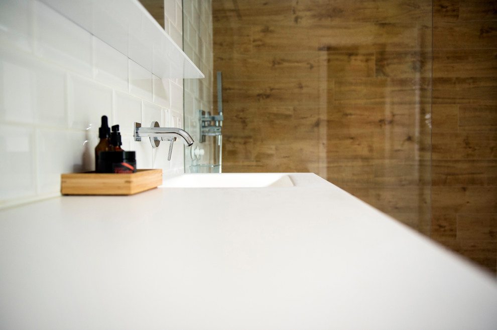 Inredning av ett medelhavsstil mellanstort en-suite badrum, med öppna hyllor, vita skåp, en dusch i en alkov, en toalettstol med hel cisternkåpa, vit kakel, porslinskakel, vita väggar, klinkergolv i keramik, bänkskiva i onyx och brunt golv